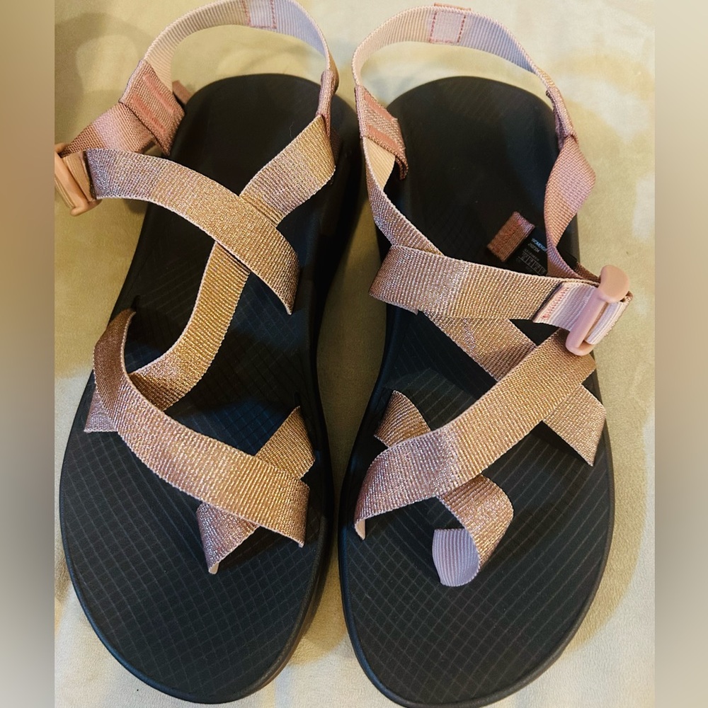 New in box metallic rose Chacos